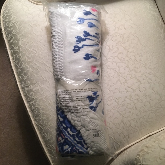 New Lilly Pulitzer 64” Round Towel Cliffside Garden - Picture 5 of 7